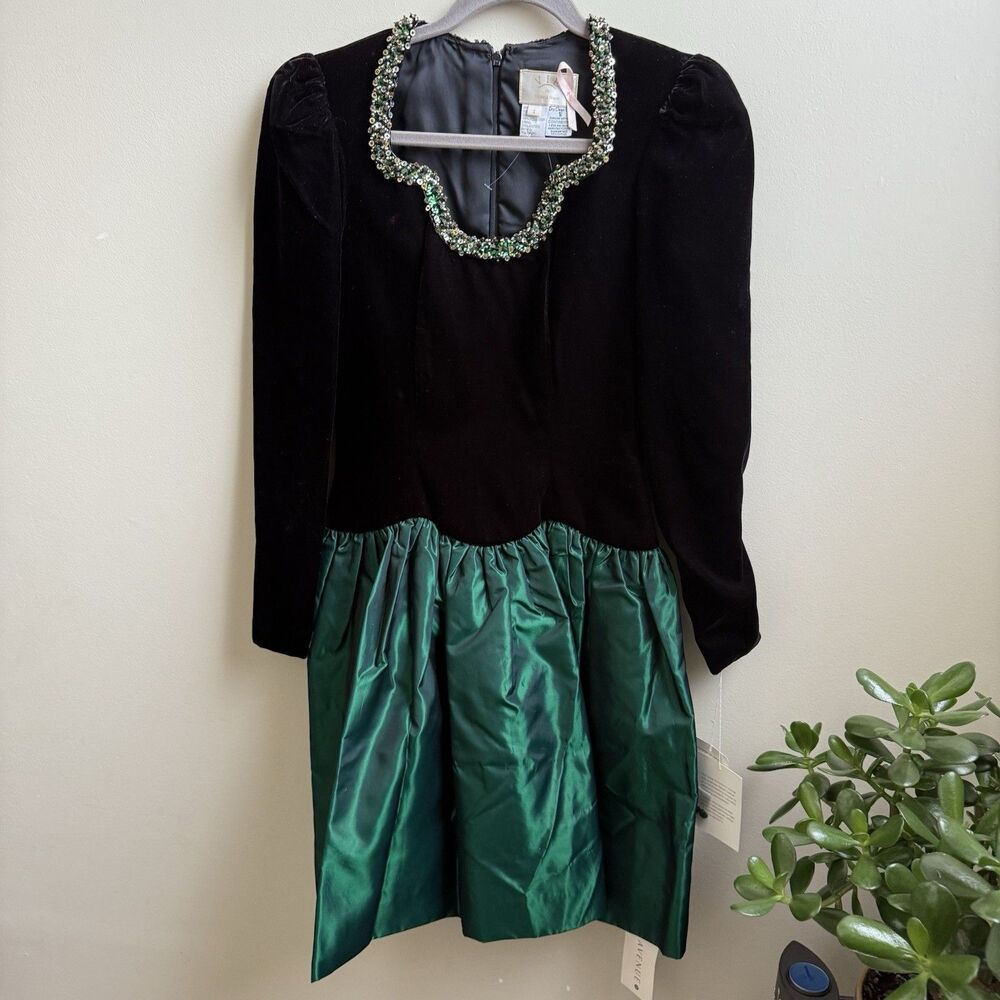 NWT Vintage Saks Fifth Avenue Velvet Vie By Victoria Royal Ltd Velvet Size 4
